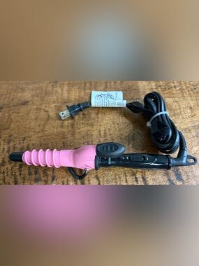 Plugged In Travel Mini Stow 'N Go Spiral Curling Iron / Wand – Pink & Black